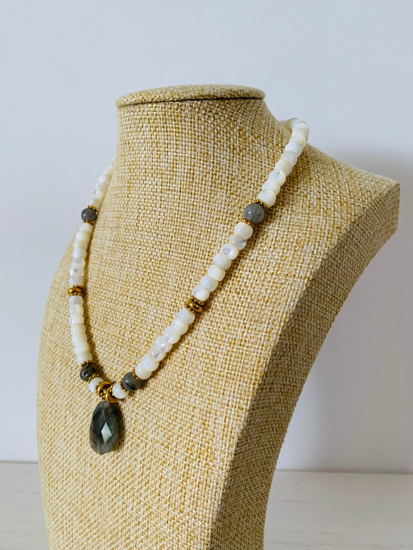 Collier Lona