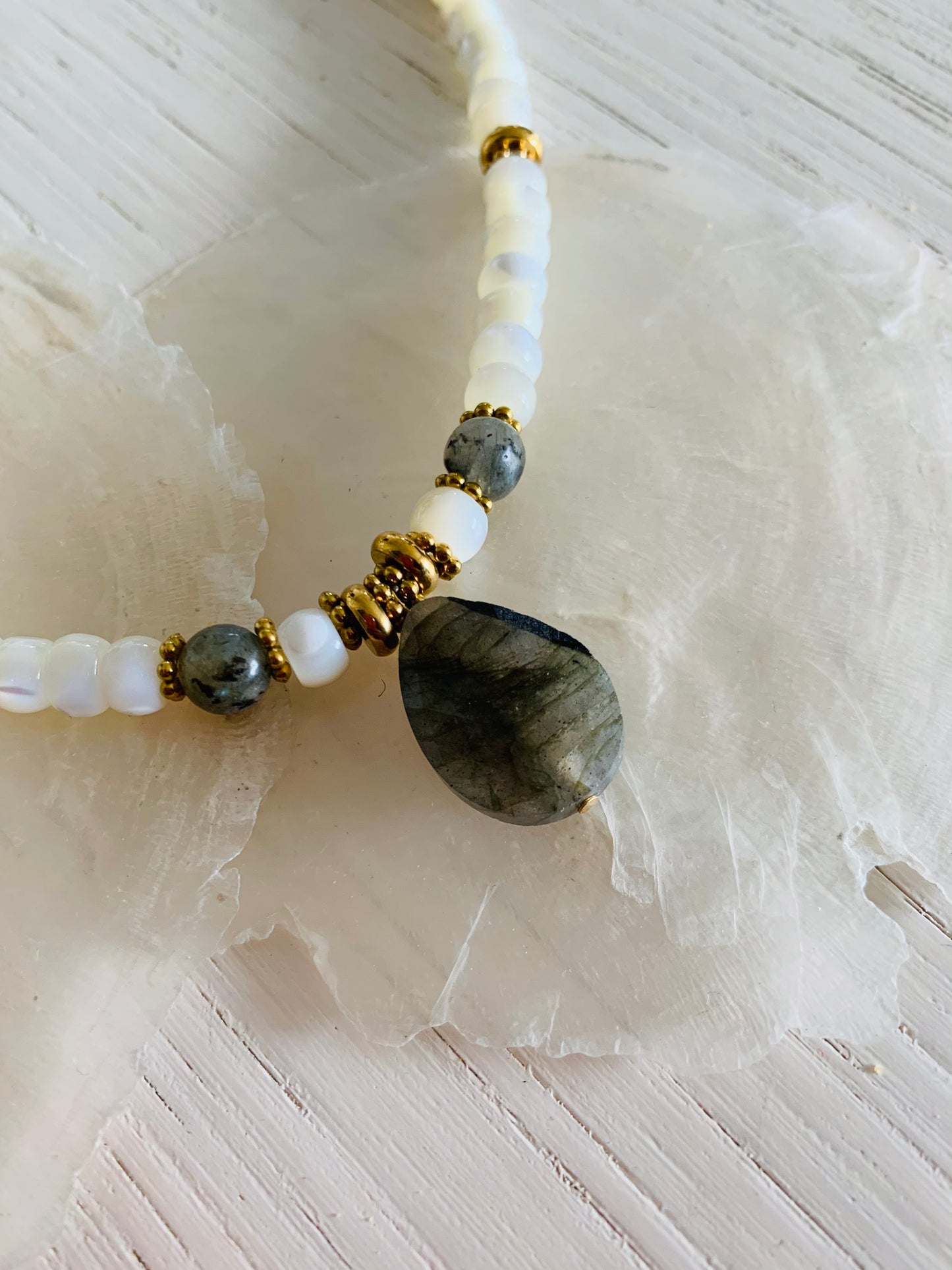 Collier Lona